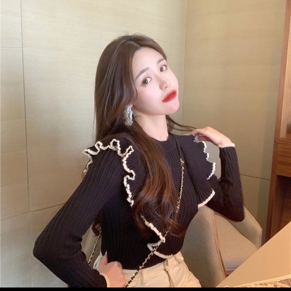 Ribbed crew neck ruffled shoulder sweater - Picture 4 of 9